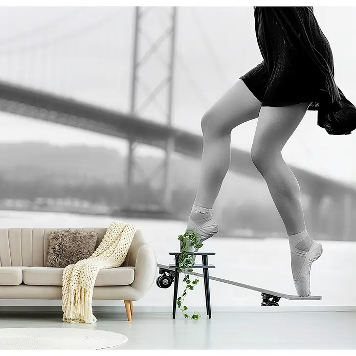 Papermoon Premium collection Fototapete Skatermädchen - B x H: 450 x 280 cm, Vlies - Einzigartige Wanddekoration mit einer Ballerina auf einem Skateboard vor einer Brücke, eine stilvolle Ergänzung für jeden Raum.