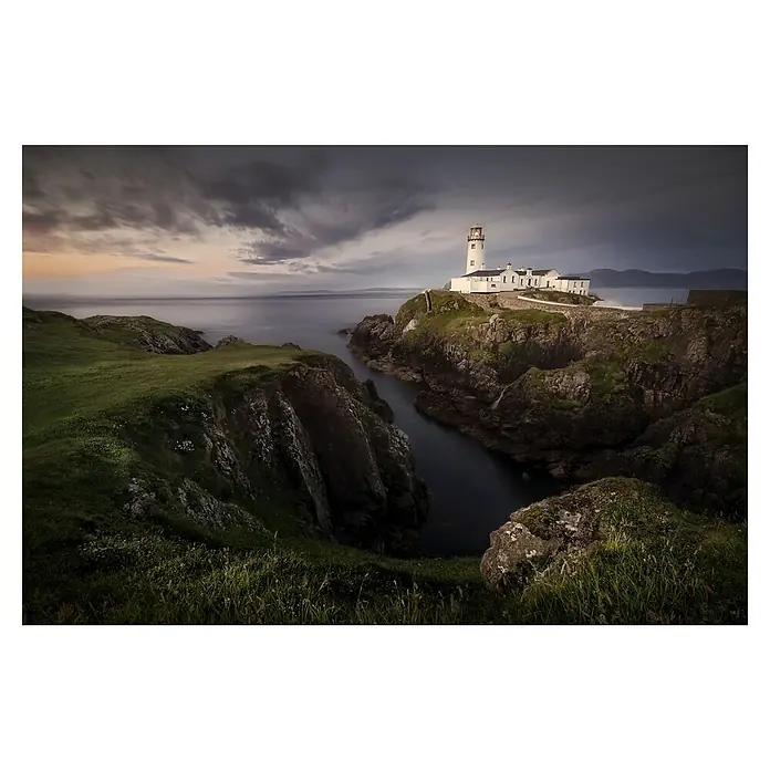Papermoon Premium collection Fototapete Fanad Leuchtturm - B x H: 350 x 260 cm, Vlies - Die Aufnahme zeigt den Fanad Head Leuchtturm, eine malerische Sehenswürdigkeit auf einer felsigen Halbinsel in Irland, unter einem dramatischen Abendhimmel.