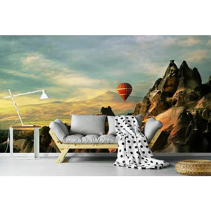 Papermoon Premium collection Fototapete Cappadocia - B x H: 500 x 280 cm, Vlies - Stilvolle Wohnraumdekoration mit einer Fototapete von Kappadokien, die eine entspannende Atmosphäre mit Couch und Ballonfahrt erzeugt.