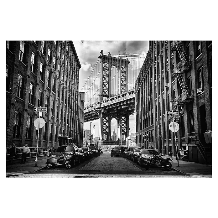 Papermoon Premium collection Fototapete In Amerika NYC - B x H: 300 x 223 cm, Vlies - Schwarzweißaufnahme der Manhattan Bridge, flankiert von hohen Gebäuden, die eine eindrucksvolle urbane Perspektive bietet.