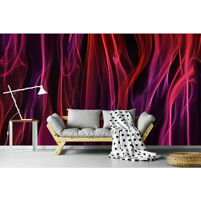 Papermoon Premium collection Fototapete Volatile Vorhänge - B x H: 500 x 280 cm, Vlies - Einrichtung mit einem hellen Holzsofa mit grauen Kissen und einer schwarz-weiß gepunkteten Decke, dazu eine Lampe und ein Korb.