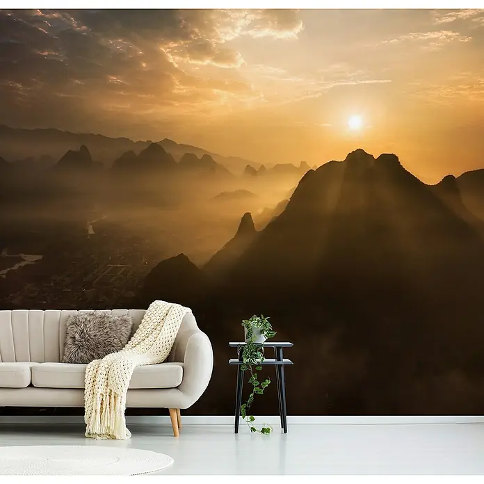 Papermoon Premium collection Fototapete Nebliger Sonnenaufgang - B x H: 450 x 280 cm, Vlies - Fototapete mit Berglandschaft im Sonnenuntergang, die eine warme und friedliche Atmosphäre in jeden Raum bringt. Ideal für Wohnzimmer oder Schlafzimmer.