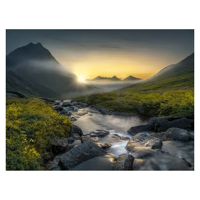 Papermoon Premium collection Fototapete Träumend - B x H: 250 x 186 cm, Vlies - Sonnenaufgang über einem Gebirgsbach. Das Licht bricht durch den Nebel und erhellt die grüne Landschaft und die Felsen im Wasser.