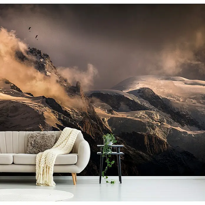 Papermoon Premium collection Fototapete Neblige Bergschichten - B x H: 450 x 280 cm, Vlies - Wohnzimmer mit schneebedecktem Bergwandbild im Hintergrund, das eine ruhige und doch moderne Atmosphäre schafft.