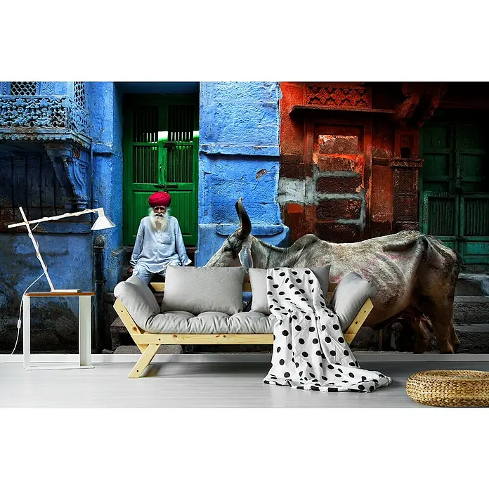 Papermoon Premium collection Fototapete Indien - B x H: 500 x 280 cm, Vlies - Ein stilvolles Sofa mit Kissen und einer gepunkteten Decke, das eine gemütliche und moderne Note in jeden Raum bringt.