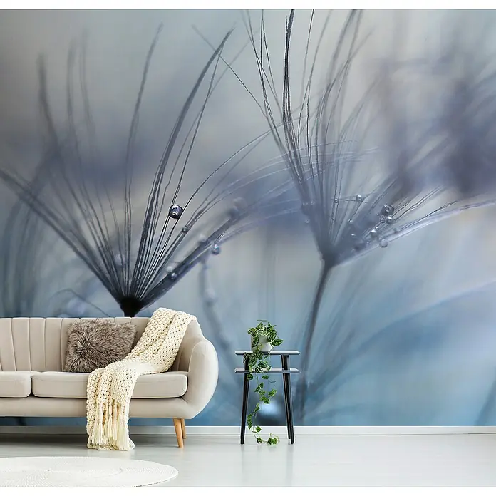 Papermoon Premium collection Fototapete Teardrops - B x H: 300 x 223 cm, Vlies - Nahaufnahme einer stilvollen Inneneinrichtung mit einem beigen Sofa, einem kleinen Tisch und einer Fototapete mit Löwenzahnmotiv.
