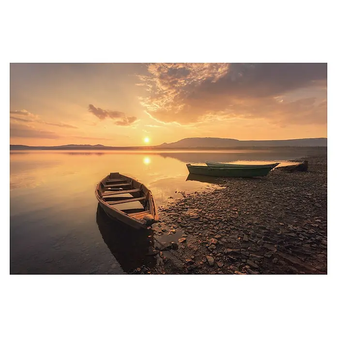 Papermoon Premium collection Fototapete Boot Am See - B x H: 450 x 280 cm, Vlies - Zwei malerische Boote ruhen am Ufer eines stillen Sees bei Sonnenuntergang, das warme Licht betont ihre Holzdetails und die ruhige Atmosphäre.