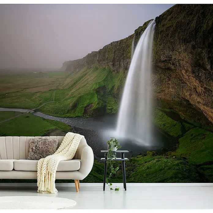 Papermoon Premium collection Fototapete Wasserfall Landschaft - B x H: 450 x 280 cm, Vlies - Das Foto zeigt eine gemütliche Inneneinrichtung mit einer auffälligen Wasserfall-Tapete, die eine entspannende Atmosphäre schafft.
