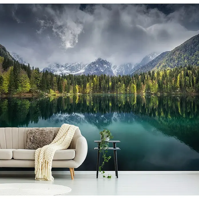 Papermoon Premium collection Fototapete Bergsee bewölkter Tag - B x H: 300 x 223 cm, Vlies - Ein Wohnzimmer mit einer Couch, einem Beistelltisch und einer Fototapete mit einem Bergsee.