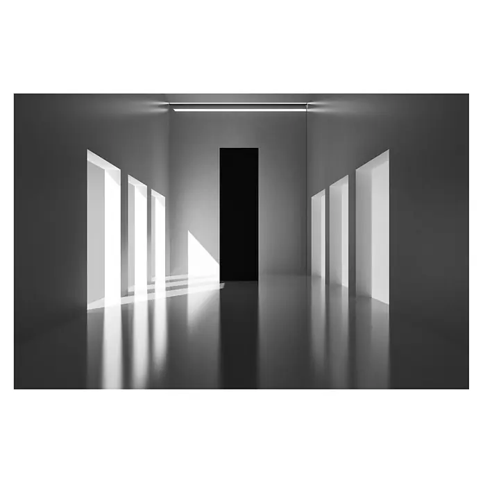 Papermoon Premium collection Fototapete Licht und Dimension - B x H: 300 x 223 cm, Vlies - Ein minimalistischer Raum mit einem rechteckigen schwarzen Element, flankiert von Fenstern, die Licht hereinlassen, und einem reflektierenden Boden.