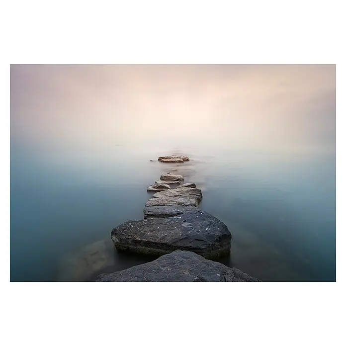 Papermoon Premium collection Fototapete Steine - B x H: 450 x 280 cm, Vlies - Steinweg führt ins ruhige Wasser. Eine Reihe von Felsen bildet einen Pfad, der in eine friedliche Wasserlandschaft führt.
