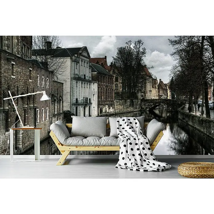 Papermoon Premium collection Fototapete Reflexion der Vergangenheit - B x H: 250 x 186 cm, Vlies - Einladende Szene mit einem stilvollen Sofa mit Polka Dot Decke vor einer malerischen Stadtlandschaft.