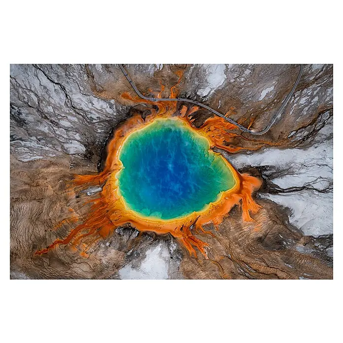 Papermoon Premium collection Fototapete Farben - B x H: 250 x 186 cm, Vlies - Luftaufnahme des farbenprächtigen Grand Prismatic Spring im Yellowstone-Nationalpark, mit Steg und einzigartigen geothermischen Mustern.