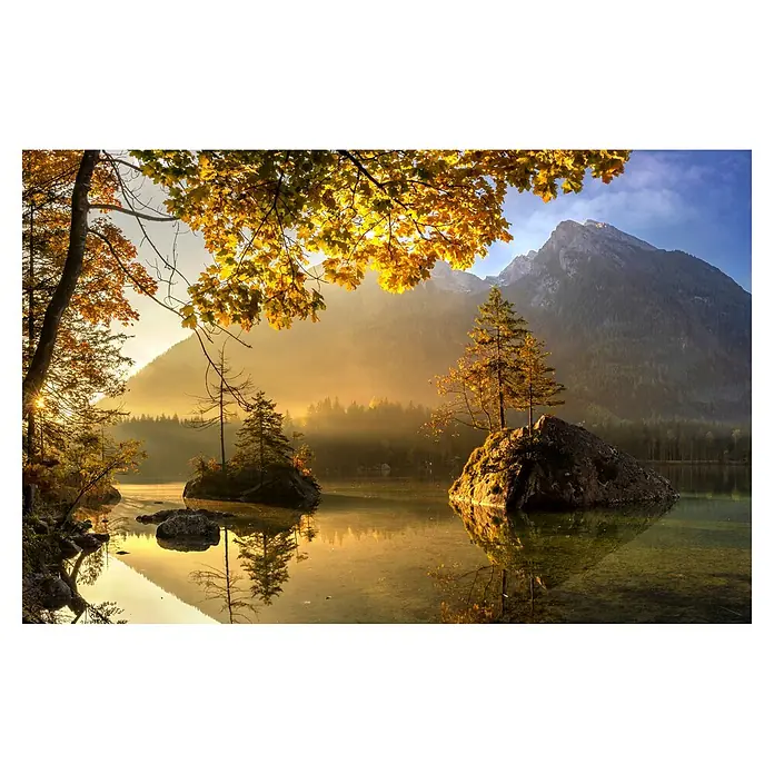 Papermoon Premium collection Fototapete Seehintersee - B x H: 300 x 223 cm, Vlies - Malerische Landschaft mit See, Inseln und Bergen im goldenen Licht. Herbstliche Baumkronen rahmen die Szene ein und spiegeln sich im klaren Wasser.