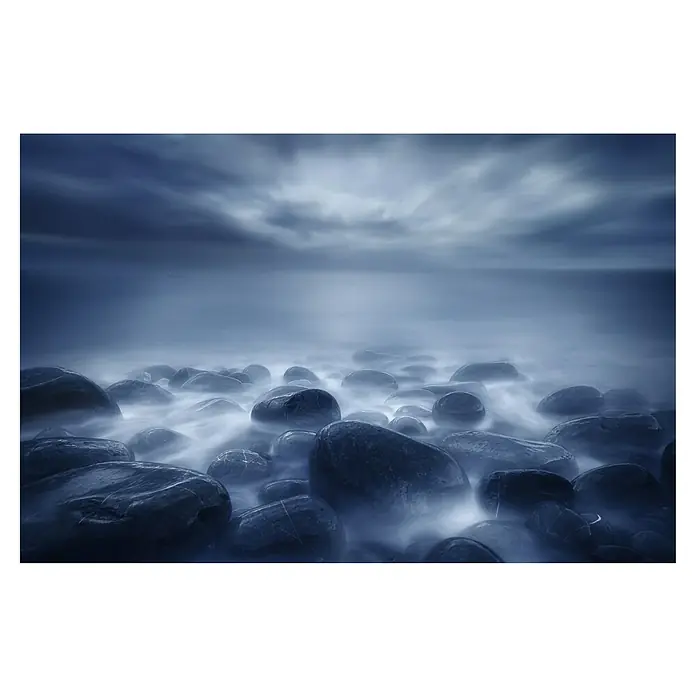 Papermoon Premium collection Fototapete Blau - B x H: 250 x 186 cm, Vlies - Stimmungsvolles Foto von Felsen am Ufer, umgeben von nebelverhangenem Wasser und einem bedeckten Himmel, das Ruhe und Mysterium ausstrahlt.