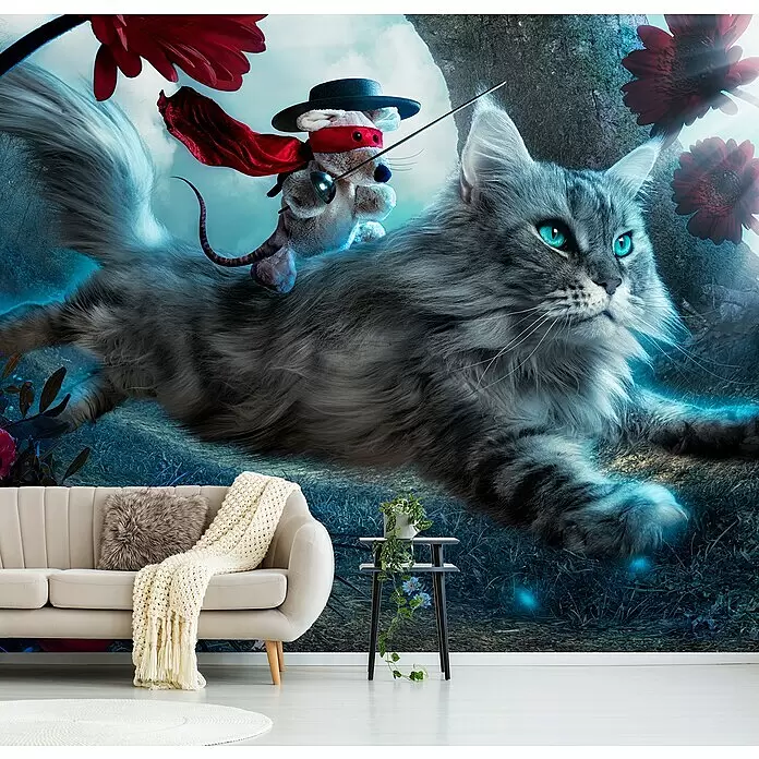 Papermoon Premium collection Fototapete Der Held - B x H: 450 x 280 cm, Vlies - Fantasy-Wandbild mit einer großen grauen Katze mit blauen Augen, die eine als Zorro verkleidete Maus trägt, in einem magischen Wald. Hinter einem Sofa angebracht.