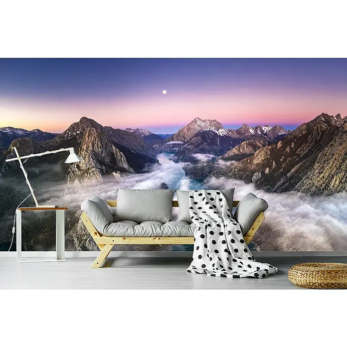 Papermoon Premium collection Fototapete Von der Erde zum Mond - B x H: 400 x 260 cm, Vlies - Wohnzimmer-Szene mit einem Sofa vor einer Bergtapete, die eine ruhige und natürliche Atmosphäre schafft.