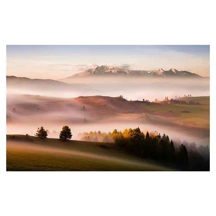Papermoon Premium collection Fototapete Nur ein Schweigen - B x H: 450 x 280 cm, Vlies - Landschaft mit Bergen, Nebel und Bäumen in sanften Farben. Ein friedlicher und malerischer Ausblick.