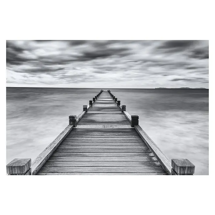 Papermoon Premium collection Fototapete Beinbar - B x H: 200 x 149 cm, Vlies - Blick auf einen langen Holzsteg, der ins ruhige Meer führt, mit bewölktem Himmel im Hintergrund.