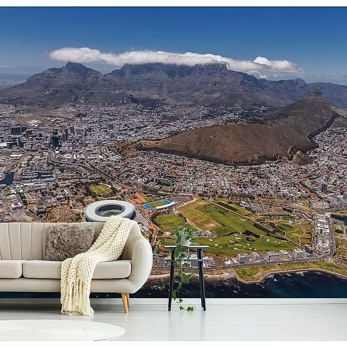 Papermoon Premium collection Fototapete Südafrika Kapstadt - B x H: 250 x 186 cm, Vlies - Wandbild mit Luftaufnahme von Kapstadt mit Tafelberg, Stadt und Meer, hinter einem hellen Sofa.