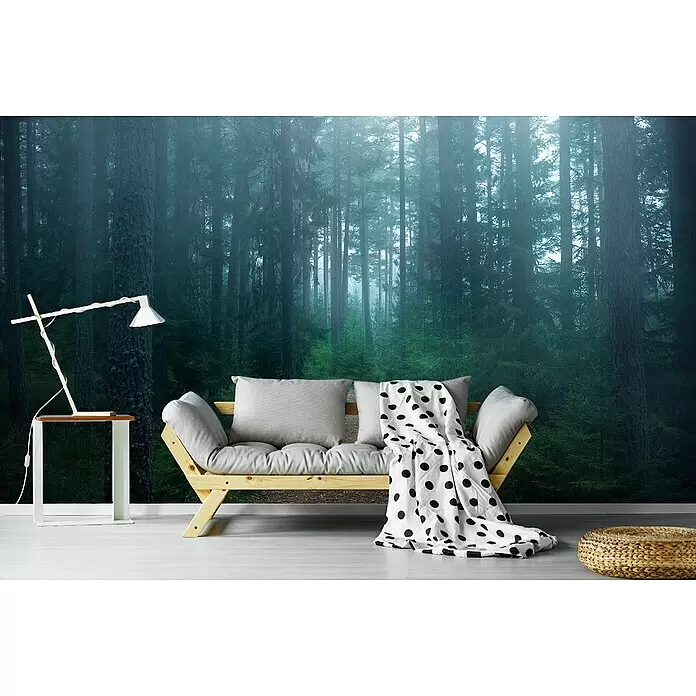 Papermoon Premium collection Fototapete Verwunschener Wald - B x H: 250 x 186 cm, Vlies - Ein helles Holz-Futonsofa mit grauen Kissen und einer weiß-gepunkteten Decke steht in einem Zimmer mit Waldtapete und bietet bequeme Sitzgelegenheiten.
