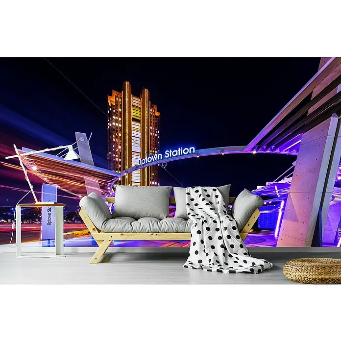 Papermoon Premium collection Fototapete Uptown Dallas - B x H: 450 x 280 cm, Vlies - Dekoratives Wandbild mit dem Uptown Station Gebäude bei Nacht, ideal um Wohnräume stilvoll zu gestalten und eine moderne Atmosphäre zu schaffen.