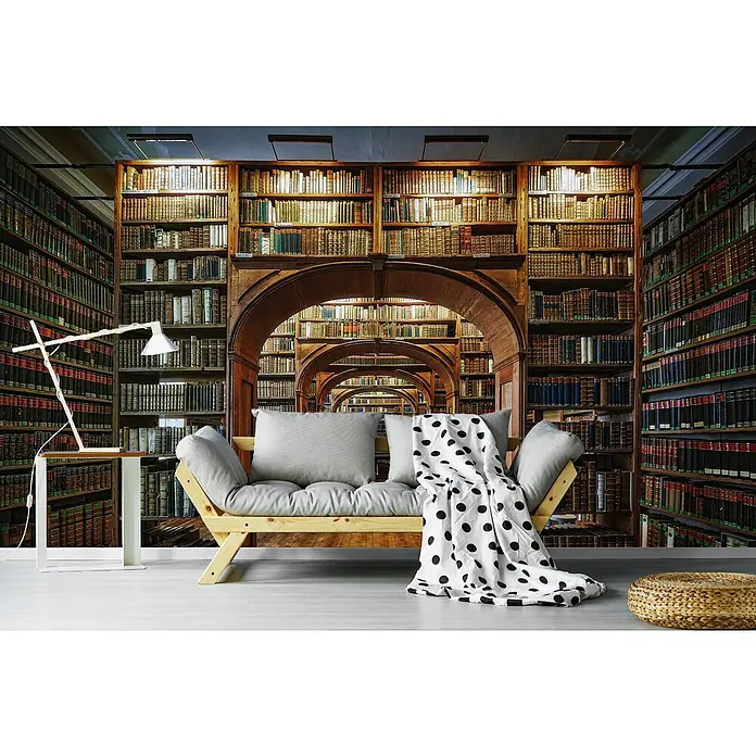 Papermoon Premium collection Fototapete Oberlausitzische Bibliothek Görlitz - B x H: 250 x 186 cm, Vlies - Gemütliches Zimmer mit einem hellen Holzsofa mit Kissen und einer schwarz-weißen Decke vor einer Bücherwand als Deko.