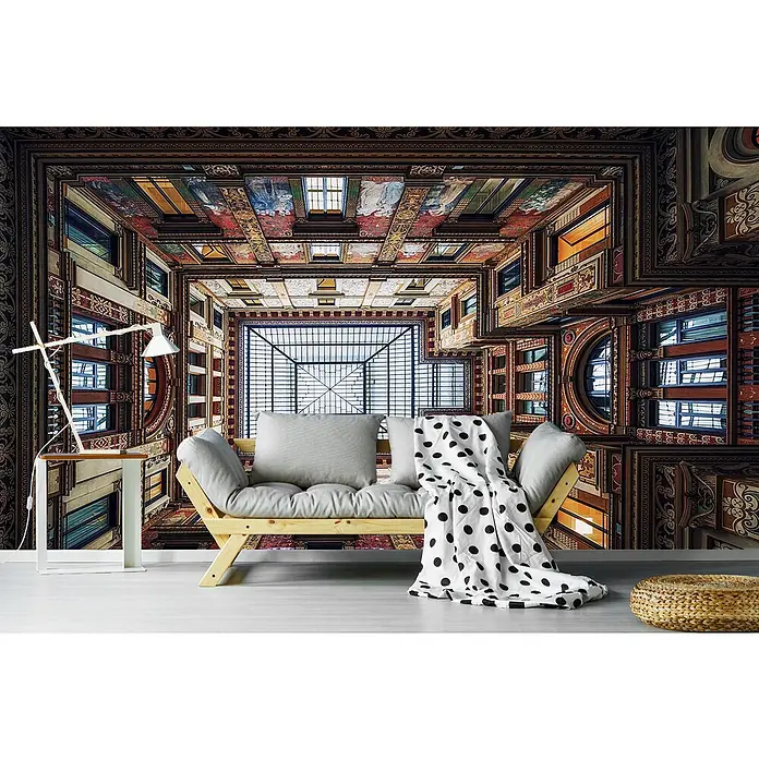 Papermoon Premium collection Fototapete Rom - B x H: 200 x 149 cm, Vlies - Einrichtung mit einem Sofa und einer Lampe vor einer Wandtapete mit einem detailreichen, architektonischen Design.