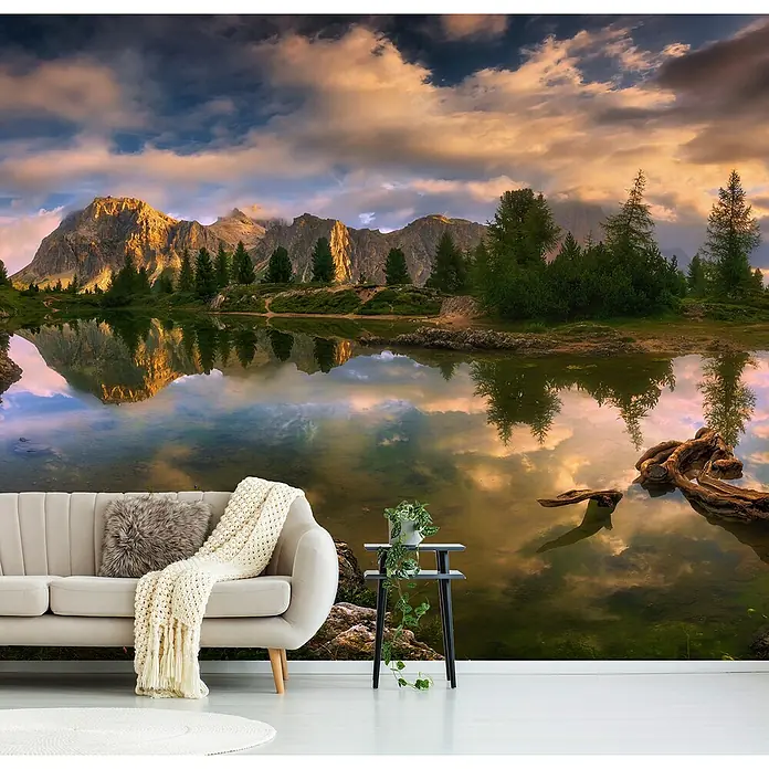 Papermoon Premium collection Fototapete Limiden - B x H: 300 x 223 cm, Vlies - Ein gemütliches Wohnzimmer mit einer Fototapete, die eine atemberaubende Berglandschaft mit See zeigt, schafft eine entspannende Atmosphäre.