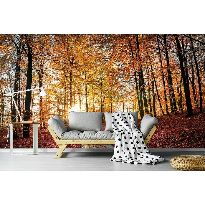 Papermoon Premium collection Fototapete Rot-goldener Herbst - B x H: 400 x 260 cm, Vlies - Einladende Szene mit einem stilvollen Futon-Sofa, einer eleganten Lampe und einem rustikalen Hocker vor einem malerischen Herbstwald-Wandbild.