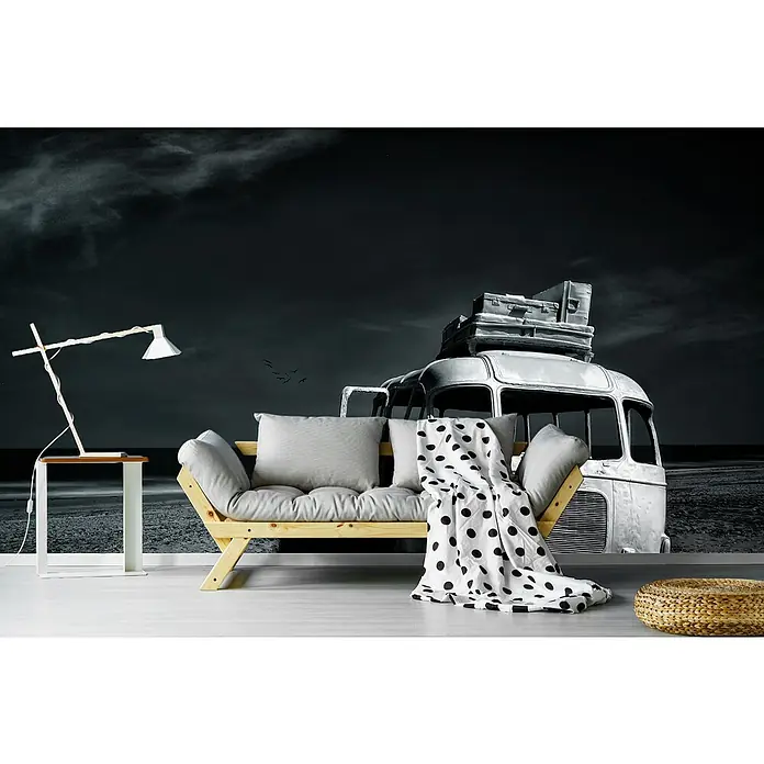 Papermoon Premium collection Fototapete Strandbus - B x H: 500 x 280 cm, Vlies - Das stilvolle Interieur zeigt eine Wandtapete mit einem alten Bus, ein Sofa mit Kissen, eine Lampe und einen Beistelltisch.