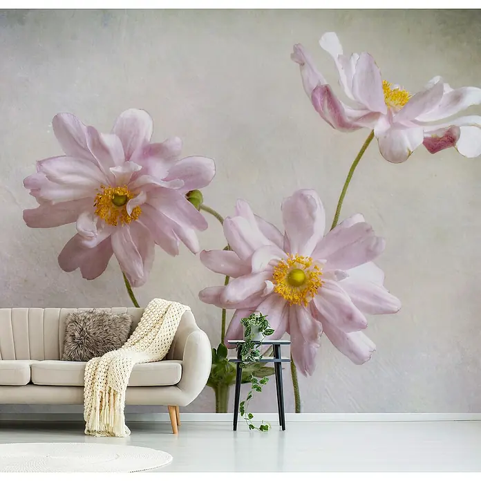 Papermoon Premium collection Fototapete Anemonen - B x H: 200 x 149 cm, Vlies - Eine elegante Wohnzimmerdekoration mit einer stilvollen Couch, einem Beistelltisch und einem Wandbild mit zarten rosa Blumen.
