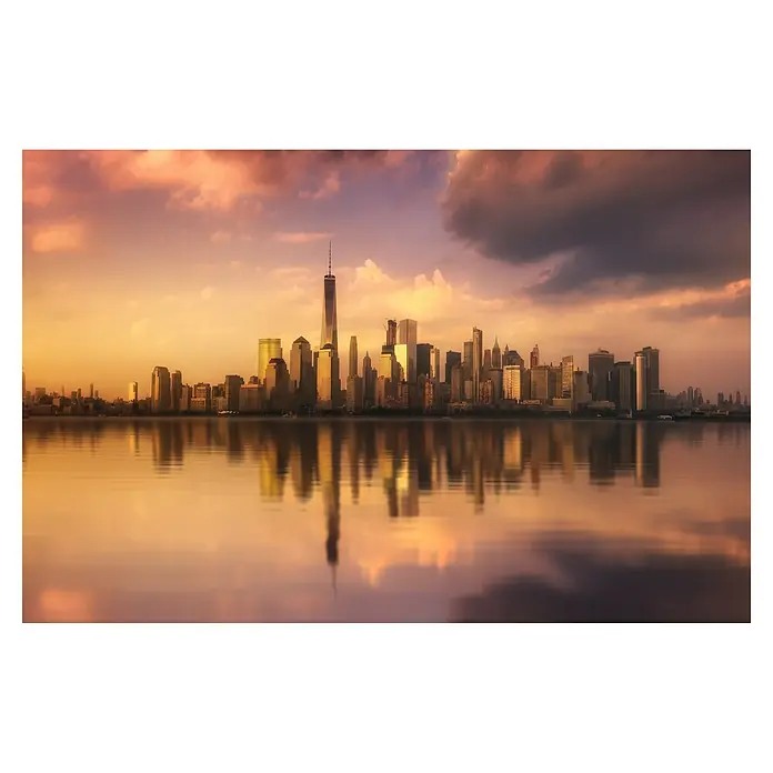 Papermoon Premium collection Fototapete Skyscraperview I - B x H: 400 x 260 cm, Vlies - Spiegelung der Skyline von New York im Wasser bei Sonnenuntergang. Das warme Licht taucht die Stadt in ein goldenes Schimmern.