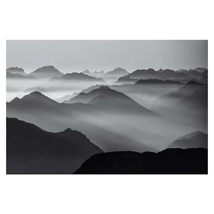 Papermoon Premium collection Fototapete Bergschichten - B x H: 250 x 186 cm, Vlies - Beruhigende Schwarzweißaufnahme einer Bergkette im Nebel, die eine ätherische und ruhige Atmosphäre hervorruft.