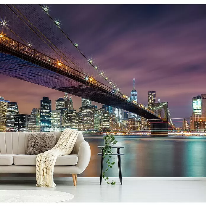 Papermoon Premium collection Fototapete Brooklyn Bridge Night - B x H: 450 x 280 cm, Vlies - Wandbild der Brooklyn Bridge und der Skyline von NYC bei Nacht, in einem Raum mit beigem Sofa und Pflanze.