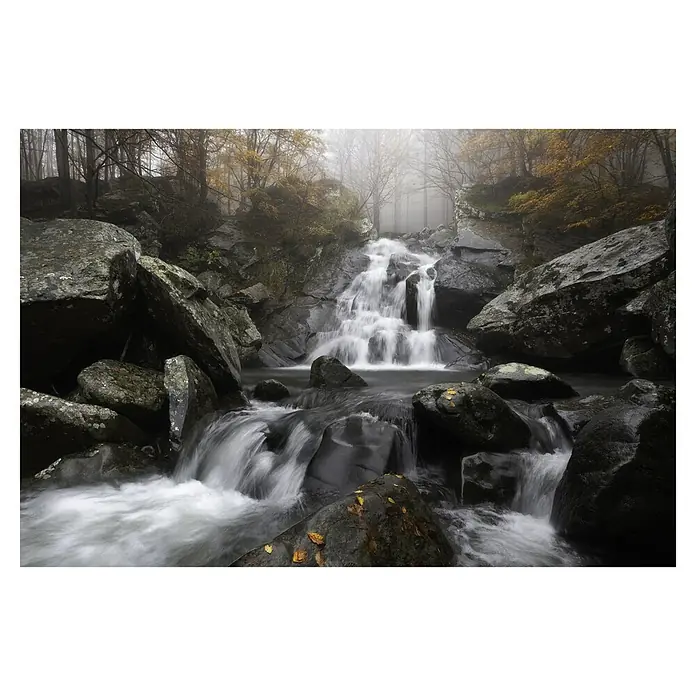 Papermoon Premium collection Fototapete Herbstnebel - B x H: 200 x 149 cm, Vlies - Ruhige Waldszene mit Wasserfall, der über Felsen fließt, umgeben von Bäumen und Nebel, ein friedliches Naturprodukt.