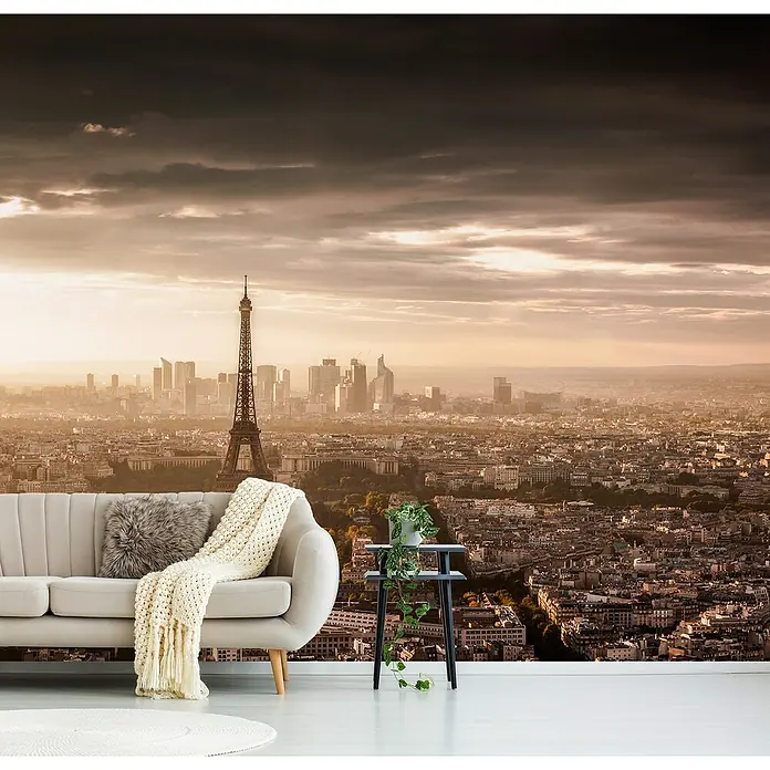 Papermoon Premium collection Fototapete Paris-Pracht - B x H: 400 x 260 cm, Vlies - Wandbild mit Paris-Motiv mit Eiffelturm und moderner Möblierung wie Sofa und Beistelltisch für ein stilvolles Ambiente.