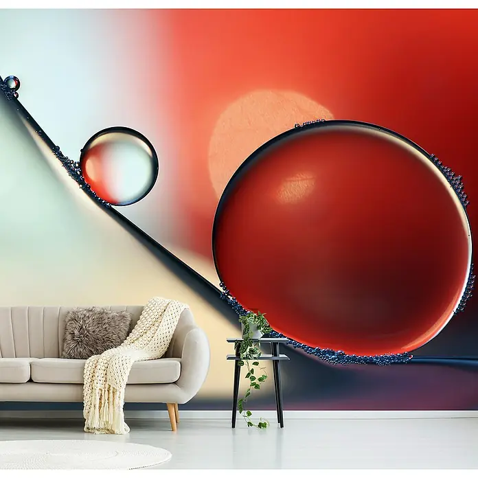Papermoon Premium collection Fototapete Runter und um - B x H: 500 x 280 cm, Vlies - Dieses Wohnzimmer verfügt über eine auffällige Tapete mit abstrakten roten und blauen Kugeln, die dem Raum einen modernen Touch verleiht.