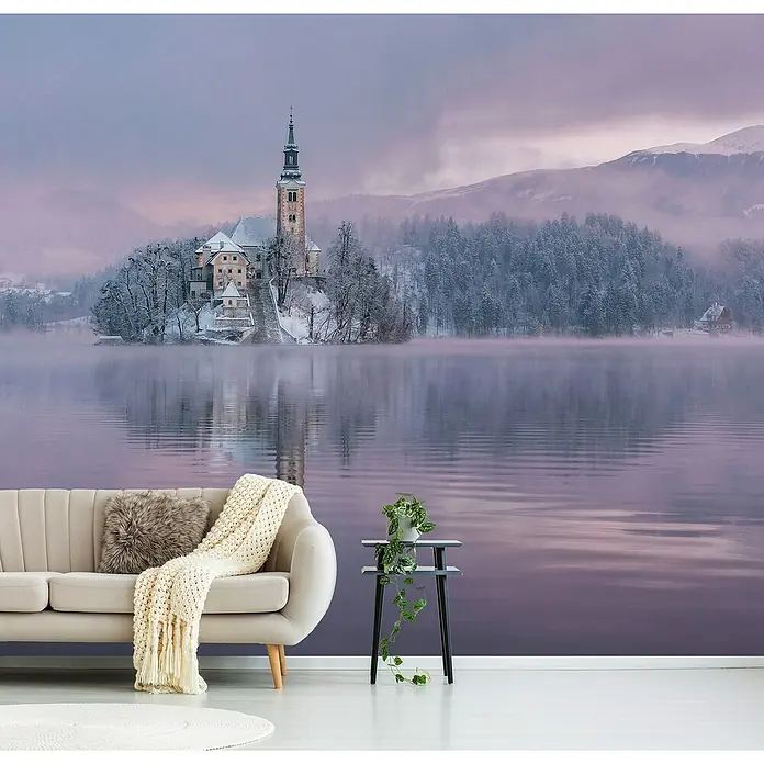 Papermoon Premium collection Fototapete Frozen Märchen - B x H: 400 x 260 cm, Vlies - Wandbild mit winterlicher Landschaft, einem See und einer Burg auf einer Insel, schafft eine ruhige Atmosphäre im Raum.