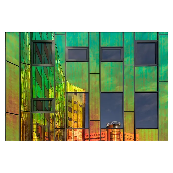 Papermoon Premium collection Fototapete Der Nachbar - B x H: 250 x 186 cm, Vlies - Fassade eines Gebäudes mit grünen und reflektierenden Elementen, die ein farbenfrohes Stadtbild zeigt.\n