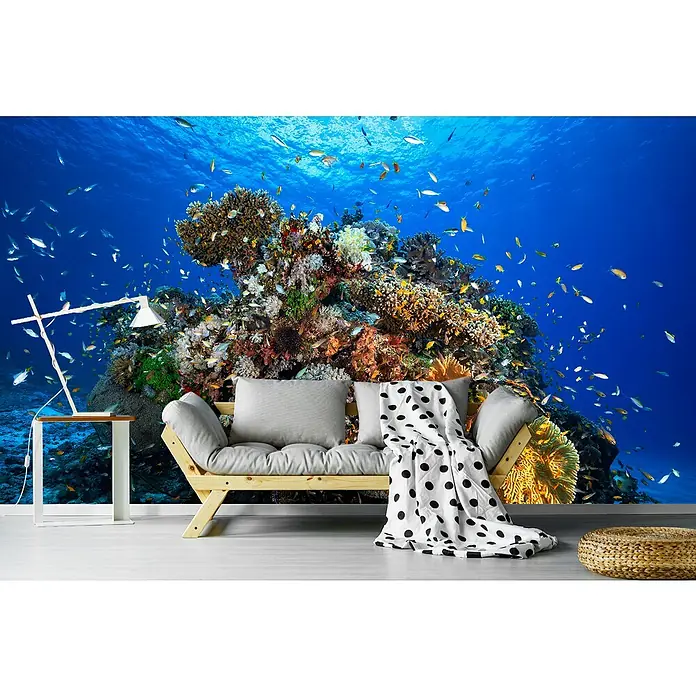 Papermoon Premium collection Fototapete Unterwasserwelt - B x H: 300 x 223 cm, Vlies - Wohnzimmer mit Korallenriff-Tapete. Die Tapete zeigt eine Unterwasserlandschaft mit einem bunten Korallenriff und vielen Fischen im Hintergrund.