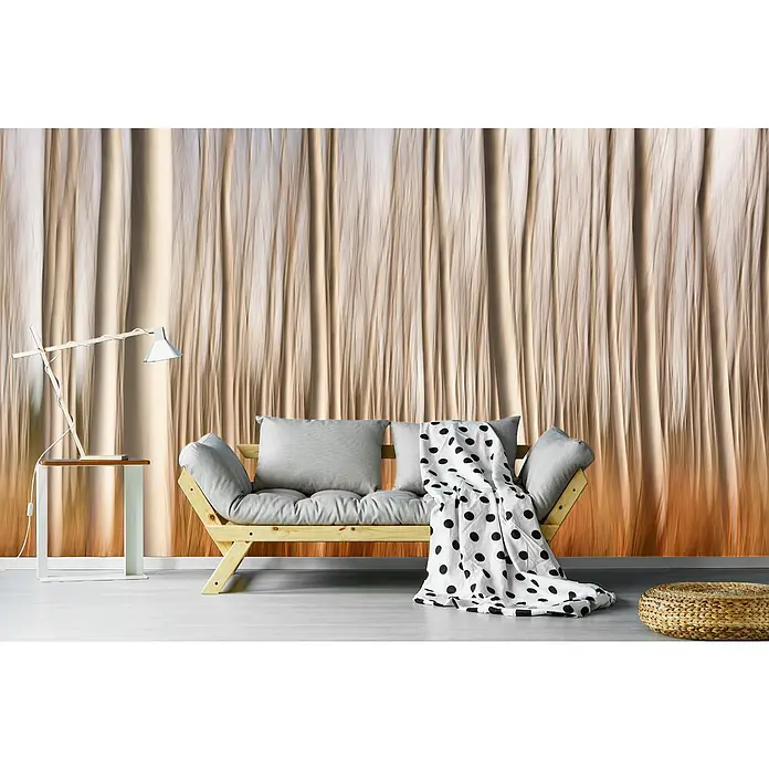 Papermoon Premium collection Fototapete Frühlingspappeln - B x H: 250 x 186 cm, Vlies - Stilvolles Interieur mit einem hellen Sofa, einer Lampe und einem Beistelltisch, alles vor einer künstlerischen Waldtapete.