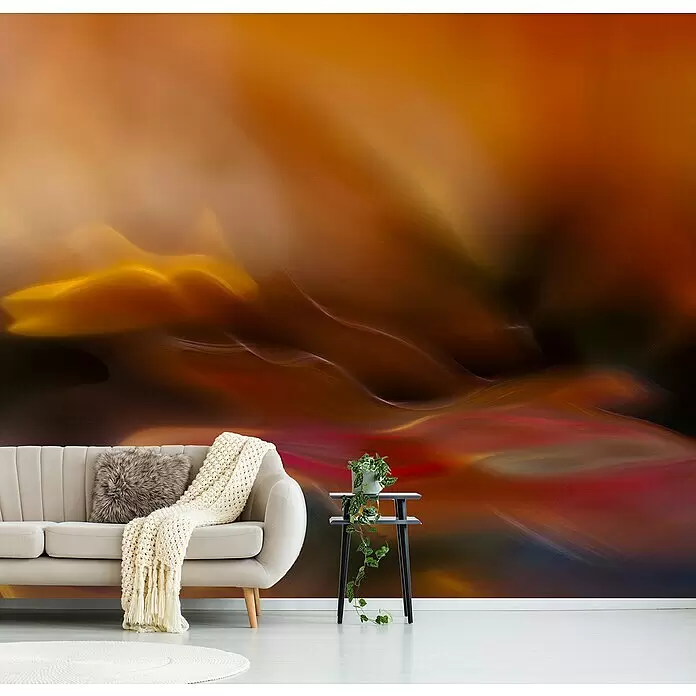 Papermoon Premium collection Fototapete Abstrakter Lichtschatten - B x H: 200 x 149 cm, Vlies - Abstrakte Tapete in warmen Orange-, Rot- und Brauntönen mit wirbelnden Mustern, an einer Wohnzimmerwand hinter einem hellen Sofa.
