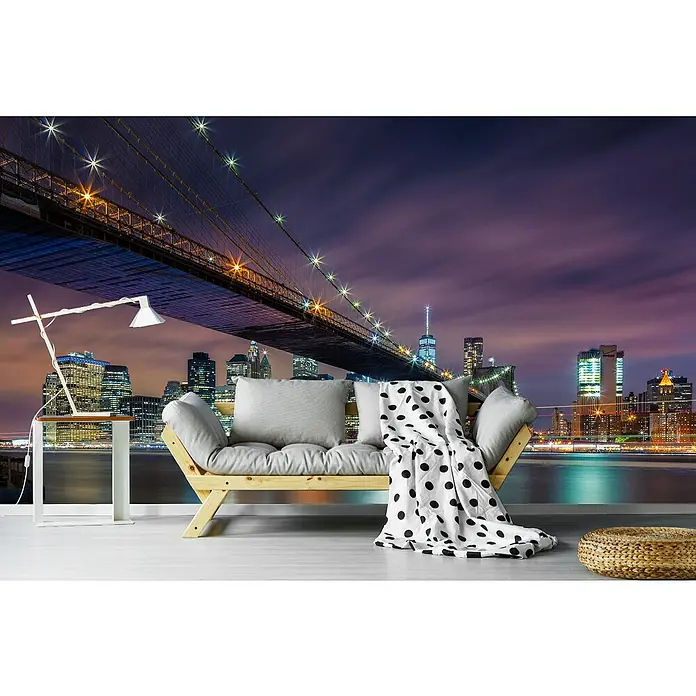 Papermoon Premium collection Fototapete Brooklyn Bridge Night - B x H: 450 x 280 cm, Vlies - Wandbild mit einer nächtlichen Skyline und einer modernen Couch mit Polka-Dot-Decke, die eine stilvolle und urbane Atmosphäre schafft.