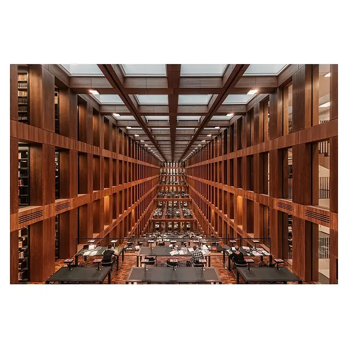 Papermoon Premium collection Fototapete Bibliothek in Berlin - B x H: 450 x 280 cm, Vlies - Blick in eine Bibliothek mit langen Tischen und Bücherregalen, die sich in die Ferne erstrecken. Die Decke ist mit Holz gestaltet.