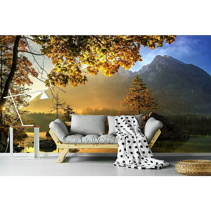 Papermoon Premium collection Fototapete Seehintersee - B x H: 300 x 223 cm, Vlies - Gemütliches Wohnzimmer mit Holzsofa, Kissen und einer Decke mit Tupfenmuster vor einer idyllischen Berglandschaft.
