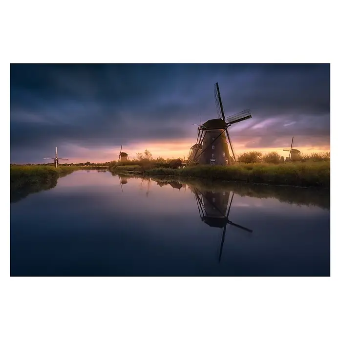 Papermoon Premium collection Fototapete Kindijk-Windmühlen - B x H: 450 x 280 cm, Vlies - Die Windmühlen von Kinderdijk, Niederlande, spiegeln sich im stillen Wasser unter einem dramatischen Himmel. Ein faszinierendes Zeugnis holländischer Ingenieurskunst.