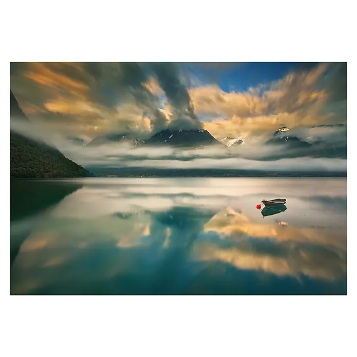 Papermoon Premium collection Fototapete Einer - B x H: 250 x 186 cm, Vlies - Ruhige See mit einem kleinen Boot und Bergpanorama unter einem malerischen Himmel. Die Reflexionen verstärken die friedliche Atmosphäre der Szene.