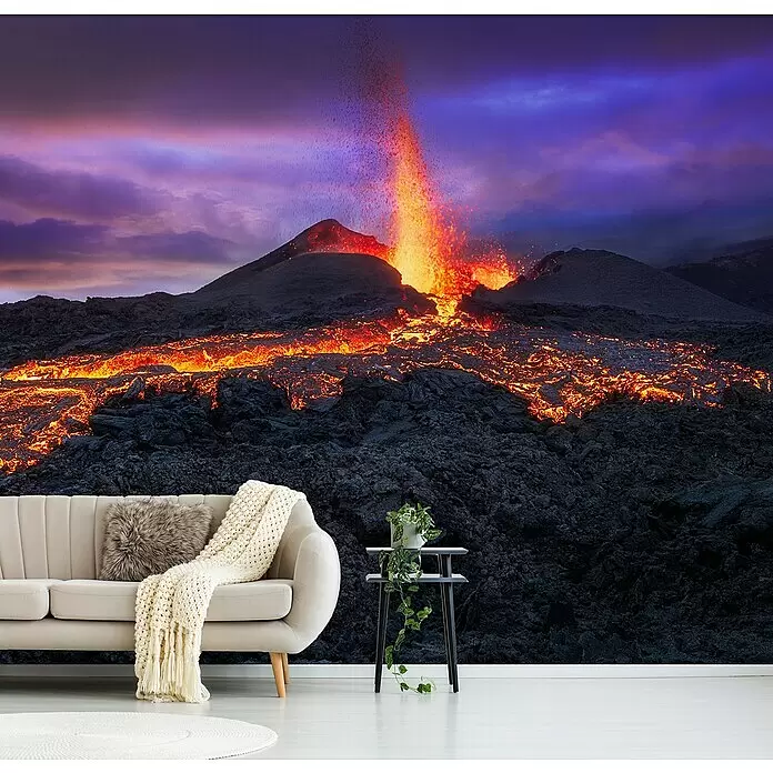 Papermoon Premium collection Fototapete Feuer blauer Stunde - B x H: 200 x 149 cm, Vlies - Wohnzimmer mit beigem Sofa und Vulkanausbruch-Wandbild.