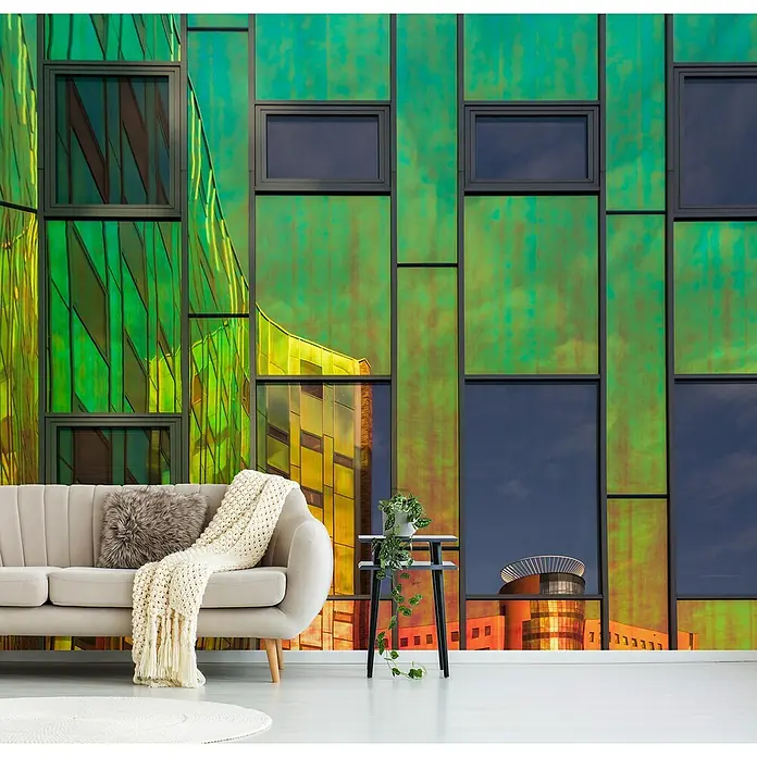 Papermoon Premium collection Fototapete Der Nachbar - B x H: 250 x 186 cm, Vlies - Einrichtungsidee mit einem hellen Sofa, einem kleinen Tisch mit Pflanze und einer Wand mit Fenstermuster, die eine moderne und stilvolle Atmosphäre schafft.